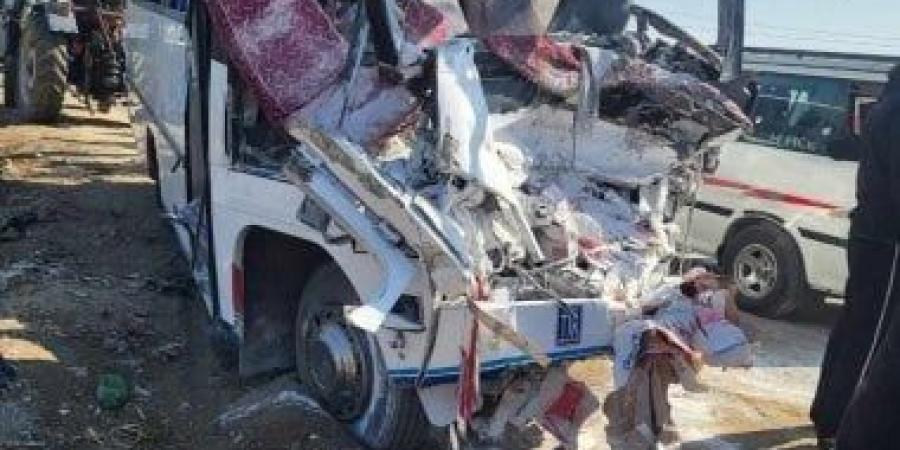 مصرع شخصين وإصابة 5 آخرين إثر تصادم سيارتين على طريق الإسماعيلية السويس