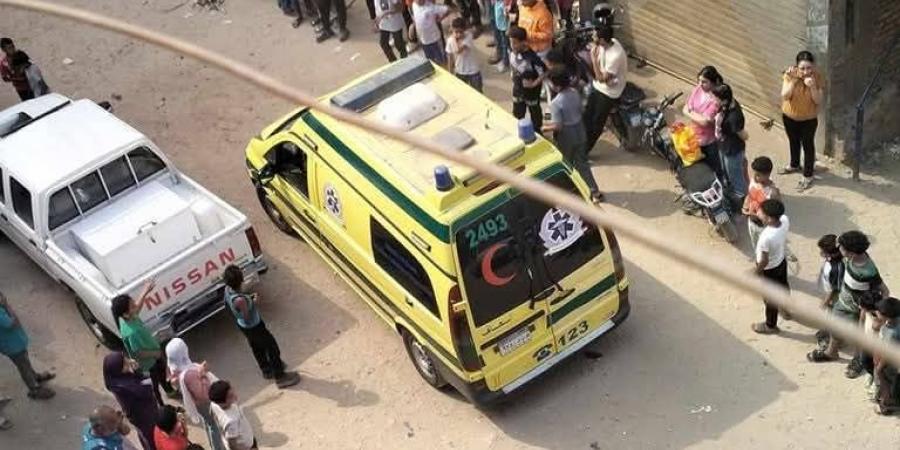 الحماية المدنية تحاول السيطرة على حريق بمصنع فى مدينة السلام.. صور