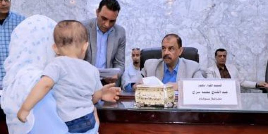 محافظ سوهاج يستمع إلى مطالب وشكاوى المواطنين فى اللقاء الجماهيرى
