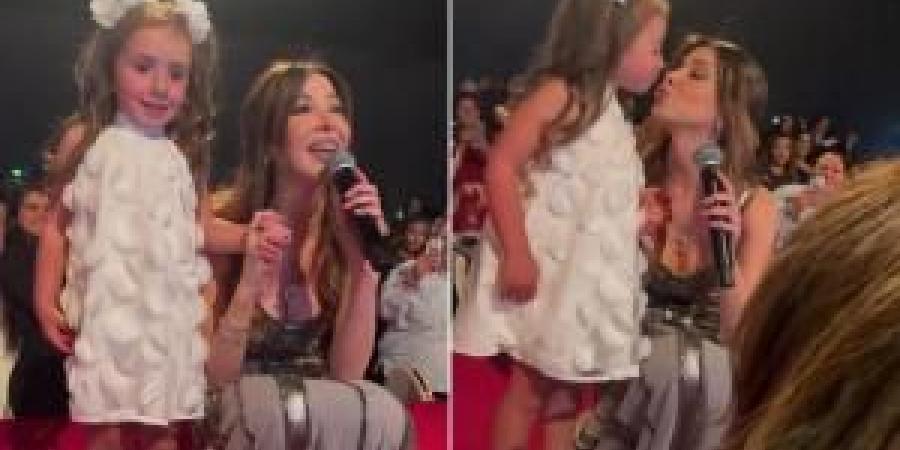 بالفيديو
      ..
      طفلة
      تفاجئ
      نانسي
      عجرم
      في
      حفلها
      الأخير
      بـ
      هولندا - تكنو بلس