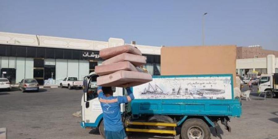 رغم الحملات البلدية.. ”فوضى الأرصفة“ تخنق حراج الدمام ومطالبات بتدخل عاجل - تكنو بلس