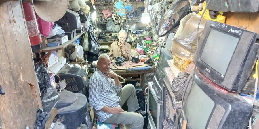 عم جمعة أسطى تصليح الأجهزة الكهربائية في قنا: "شغال من أيام الأبيض والأسود"