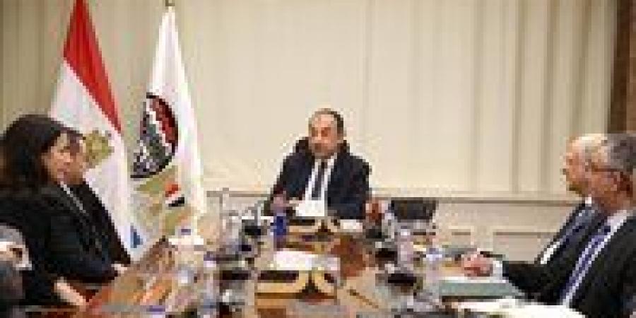 وزير
      قطاع
      الأعمال
      العام
      يلتقي
      وفدًا
      من
      "بريتش
      بتروليوم"
      لمتابعة
      خطوات
      إعادة
      تشغيل
      مصنع
      الأنود
      بالعين
      السخنة - تكنو بلس