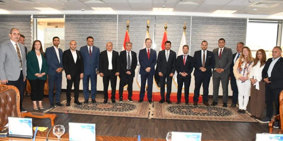 وزير
الشباب
يبحث
التعاون
مع
السفير
الإسباني
وممثلي
نادي
فياريال - تكنو بلس