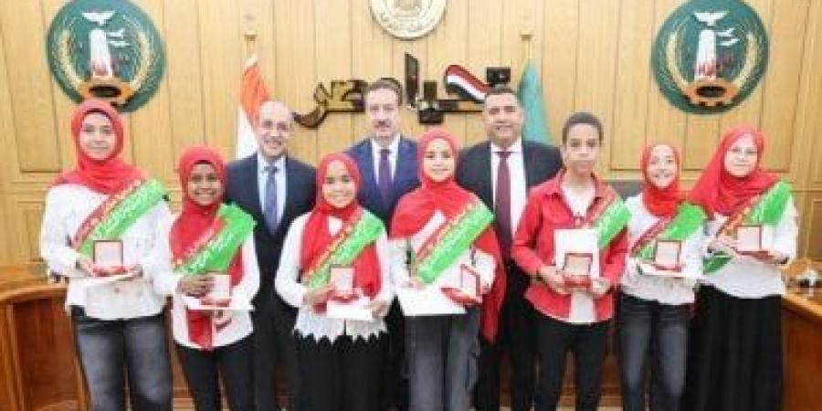 محافظ المنوفية يُكرم "مدرسة جريس الابتدائية" لفوزها بمسابقة أوائل الطلبة على الجمهورية