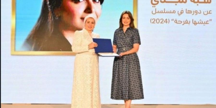 من
      أهم
      تكريمات
      حياتي..
      هبة
      مجدي
      تعلق
      على
      تكريمها
      من
      انتصار
      السيسي
      في
      احتفالية
      «أسرتي
      قوتي» - تكنو بلس