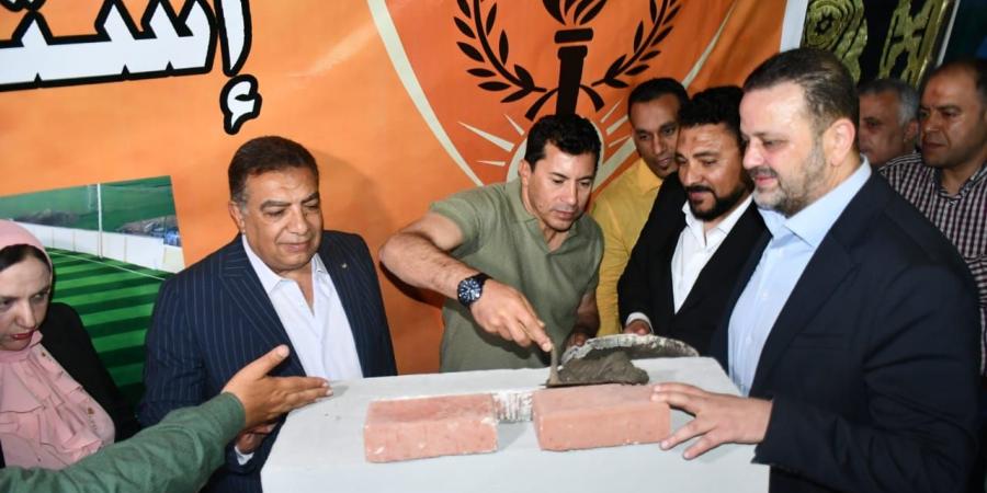 وزير
الشباب
يفتتح 
 منشآت
نادي
المنصورة
الجديد
بجمصة - تكنو بلس