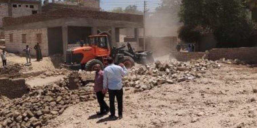 إزالة 13 حالة مخالفة وتنفيذ 11 حالة تعد على أراضى زراعية فى الأقصر
