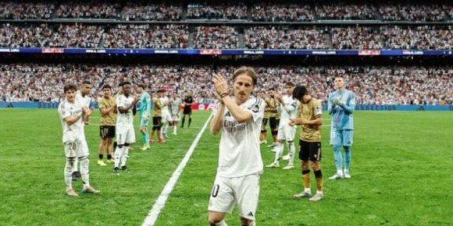 «لا
      تبكوا
      لكن
      ابتسموا»..
      كيف
      ودع
      لوكا
      مودريتش
      جماهير
      ريال
      مدريد
      بعد
      لقاء
      سوسيداد؟ - تكنو بلس
