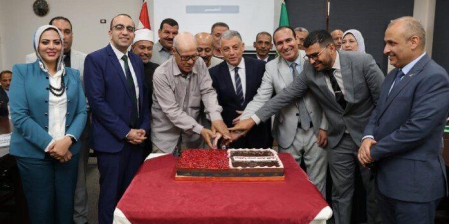 محافظ
      الإسماعيلية
      يُكرم
      اللجنة
      المعنية
      بمتابعة
      توريد
      محصول
      القمح - تكنو بلس