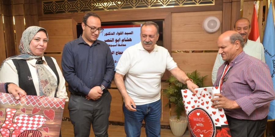 محافظ
      أسيوط
      يسلم
      320
      حاجًا
      تأشيرات
      السفر
      وملابس
      الإحرام
      استعدادًا
      لأداء
      مناسك
      الحج - تكنو بلس