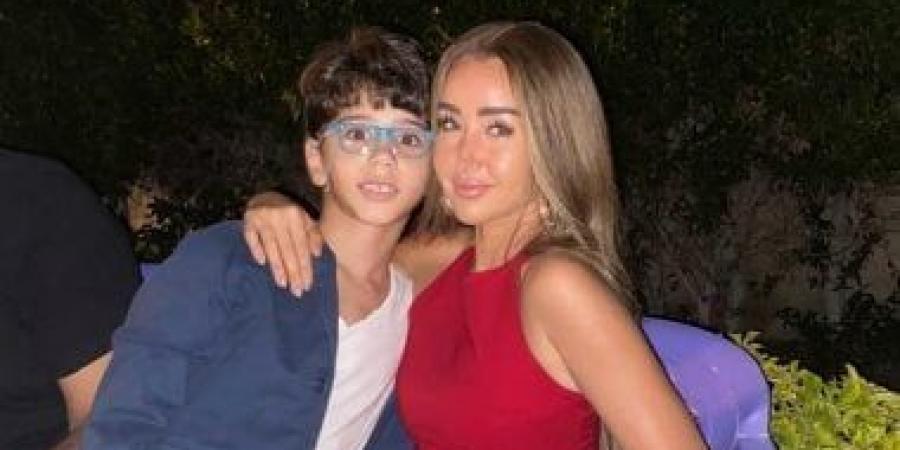 الطفل
إسماعيل
سري
يجسد
شخصية
"مروان"
أمام
تامر
حسني
في
فيلم
ريستارت - تكنو بلس
