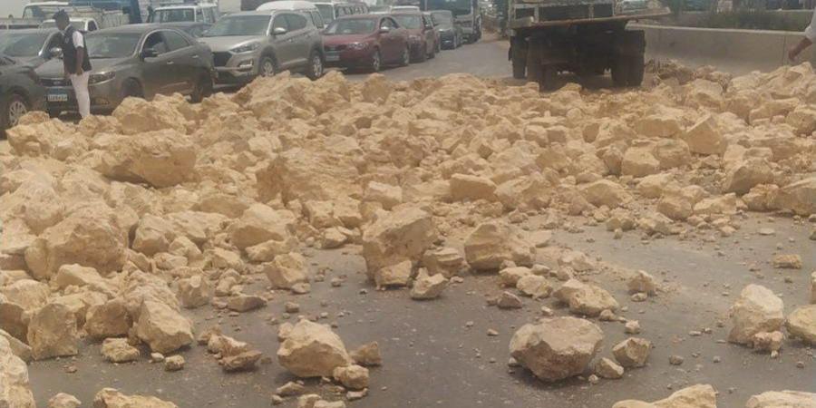 انقلاب سيارة محملة بالحجارة على طريق الإسكندرية الصحراوي