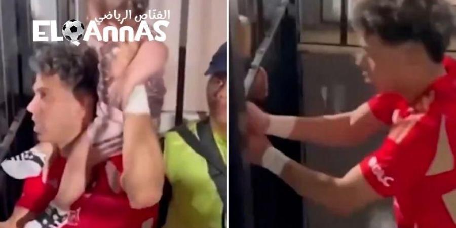 شاهد..
      إمام
      عاشور
      لاعب
      الأهلي
      يشتبك
      مع
      رجل
      أمن
      في
      ملعب
      القاهرة
      |
      رياضة-القناص
      الاخباري - تكنو بلس