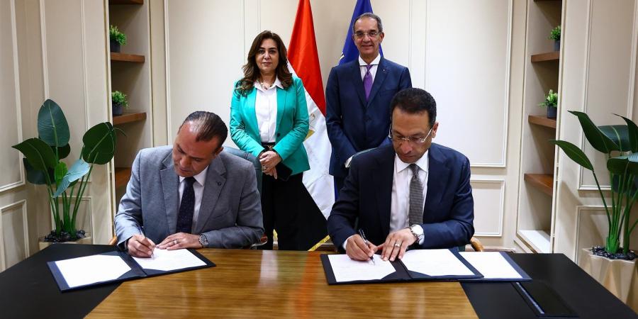اتفاق
      بين
      «الاتصالات»
      و«التنمية
      المحلية»
      لتشغيل
      مجمعات
      الخدمات
      الحكومية
      بقرى
      حياة
      كريمة - تكنو بلس