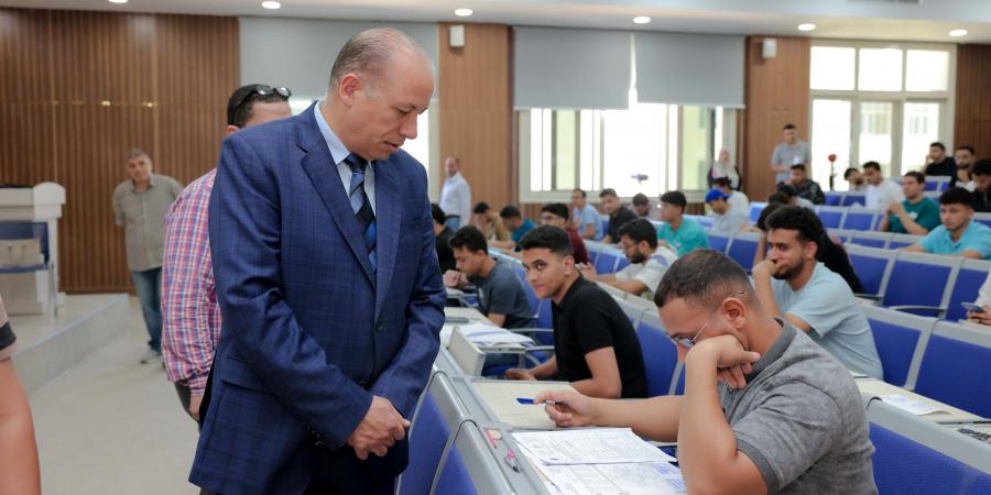 رئيس جامعة المنصورة الأهلية يتفقد الامتحانات ويشدد على سرعة التصحيح..صور