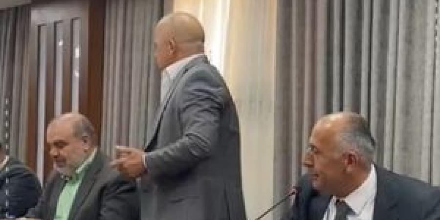 النائب
      العوايشة
      ينتقد
      الحكومة
      ..
      ويعلق:
      "اسمع
      كلامك
      أصدقك
      ..
      أشوف
      أفعالك
      أستغرب"
      -
      فيديو - تكنو بلس