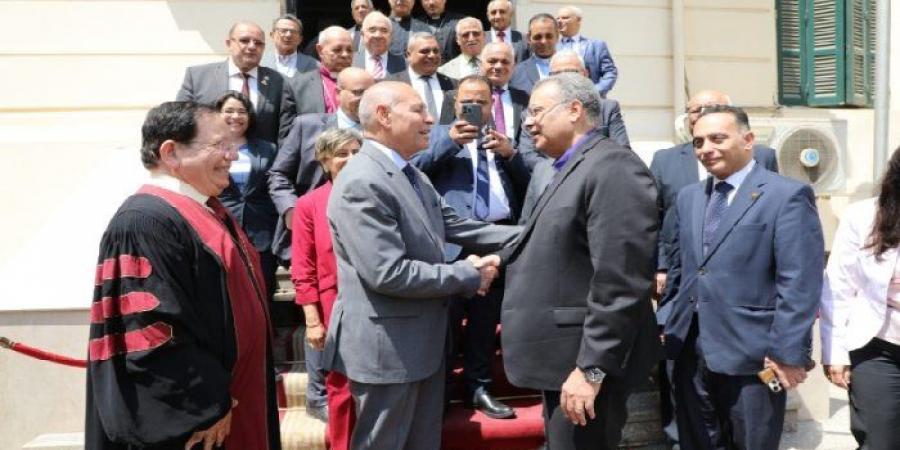 محافظ
      القاهرة
      يستقبل
      رئيس
      الطائفة
      الإنجيلية
      للتهنئة
      بعيد
      الأضحى - تكنو بلس