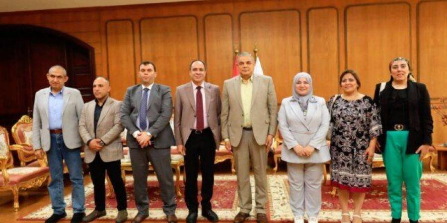 جامعة
      كفر
      الشيخ
      تتعاون
      مع
      البرنامج
      الوطني
      للمخلفات
      الصلبة
      لإعداد
      أول
      دليل
      إرشادي
      بيئي - تكنو بلس