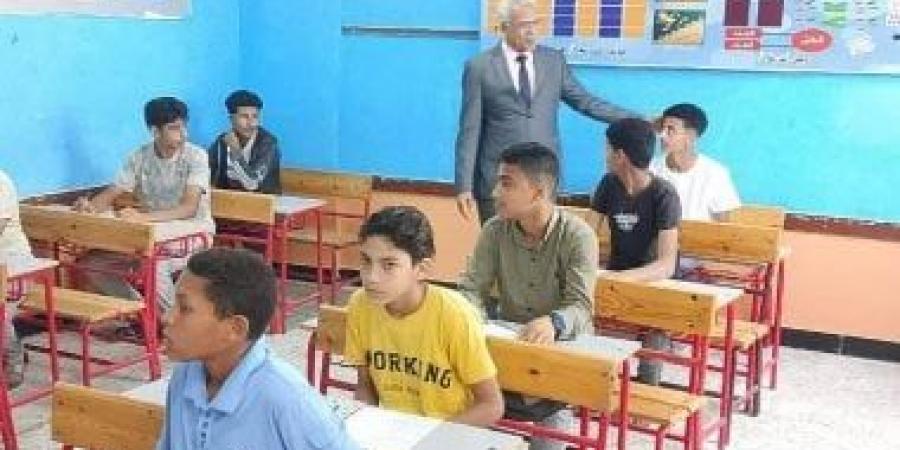 وكيل تعليم الإسماعيلية يتفقد عدد من لجان امتحانات الإعدادية بالقنطرة غرب