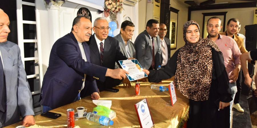 محافظ
أسيوط
يشهد
احتفالية
كبرى
لتوزيع
"هدية
الرئيس"
على
الأيتام - تكنو بلس