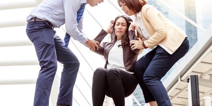 خطوات
الإسعافات
الأولية
وكيفية
التصرف
الصحيح
عند
الإغماء - تكنو بلس