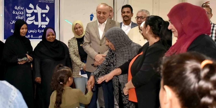 محافظ الأقصر يقدم العيدية إلى فتيات دور الأيتام.. صور