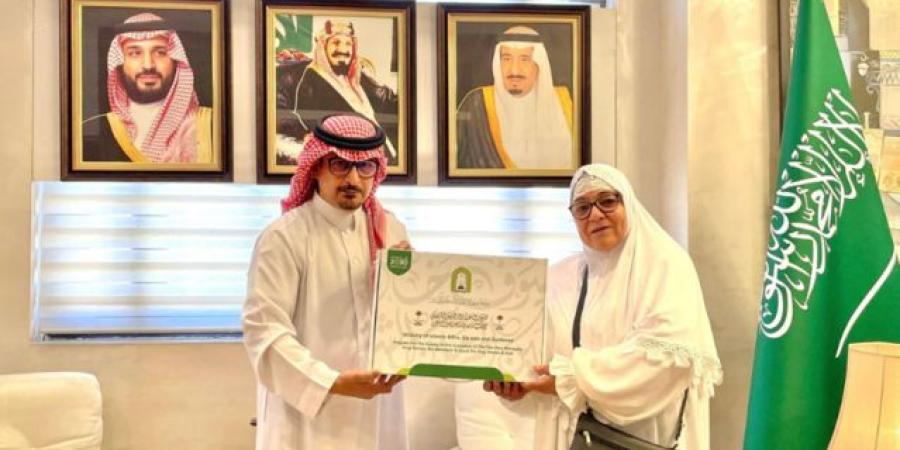 مسنة جزائرية تؤدي الحج بدعوة ملكية بعد 20 عاما من المحاولة - تكنو بلس