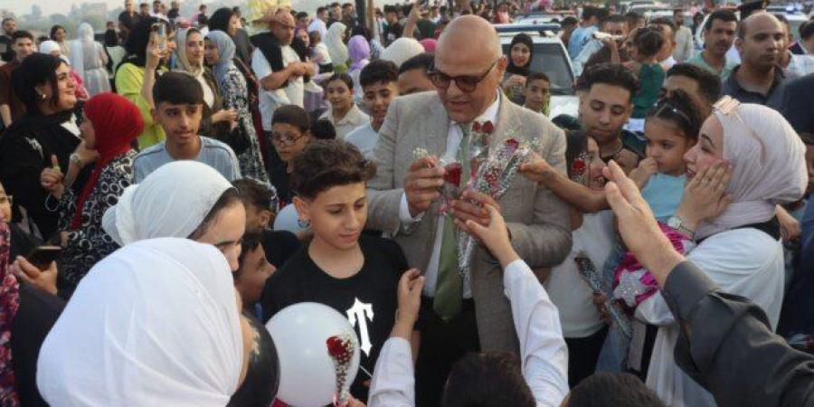محافظ
      القليوبية
      ورئيس
      جامعة
      بنها
      يوزعان
      الورود
      على
      المواطنين
      احتفالا
      بعيد
      الأضحي - تكنو بلس