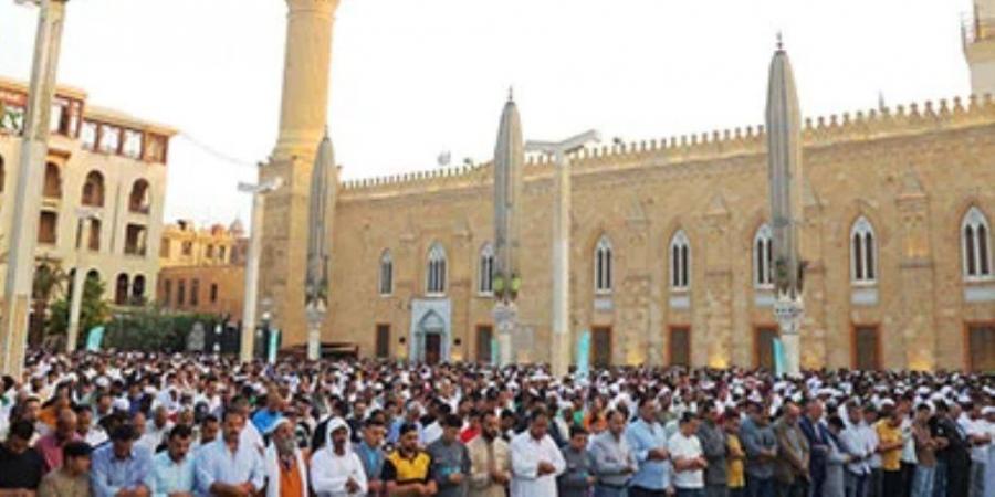 الآلاف يؤدون صلاة عيد الأضحى وسط أجواء احتفالية بالحسين - تكنو بلس