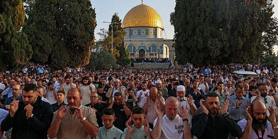 عشرات
      الآلاف
      يؤدون
      صلاة
      عيد
      الأضحى
      في
      المسجد
      الأقصى
      المبارك - تكنو بلس