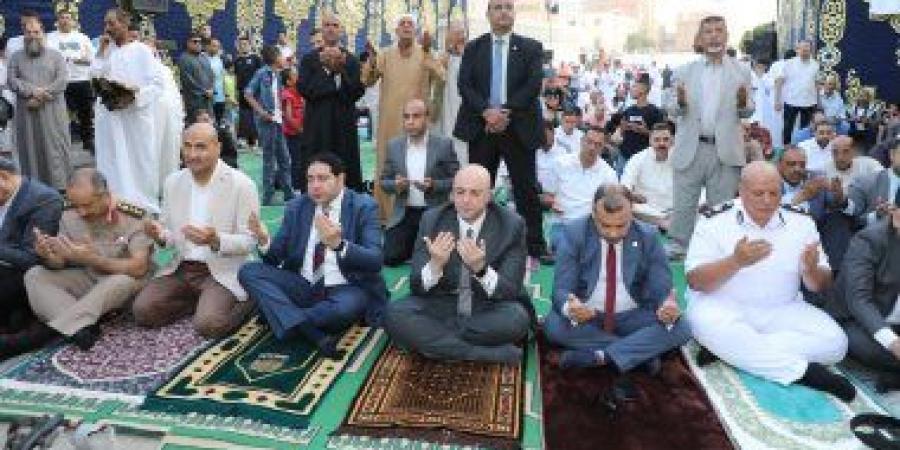 محافظ بني سويف يؤدى شعائر صلاة العيد بساحة مسجد عمر بن عبدالعزيز