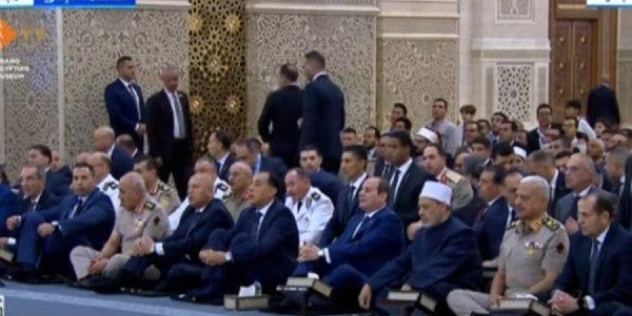 الرئيس
      السيسي
      يستمع
      إلى
      خطبة
      عيد
      الأضحى
      بمسجد
      مصر
      بالعاصمة
      الإدارية - تكنو بلس