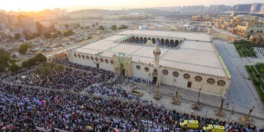 فرحة العيد تملأ مسجد عمرو بن العاص.. تكبيرات وبهجة فى قلب القاهرة التاريخية - تكنو بلس