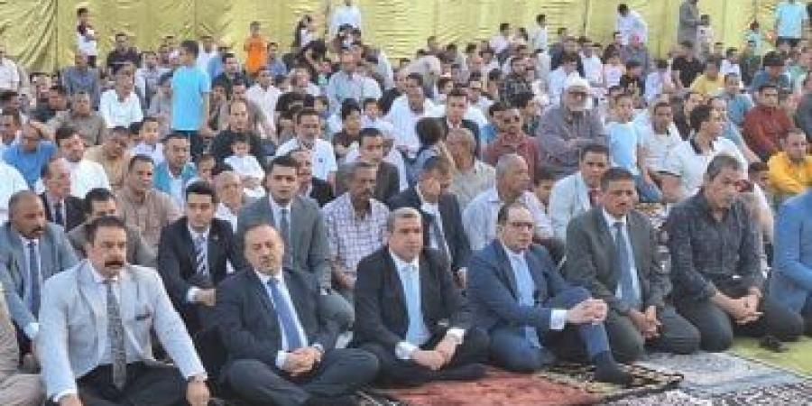 محافظ أسيوط يؤدى صلاة عيد الأضحى المبارك بساحة أرض الملاعب.. فيديو