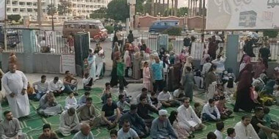 توافد المصلين على الساحات لأداء صلاة عيد الأضحى بسوهاج.. فيديو