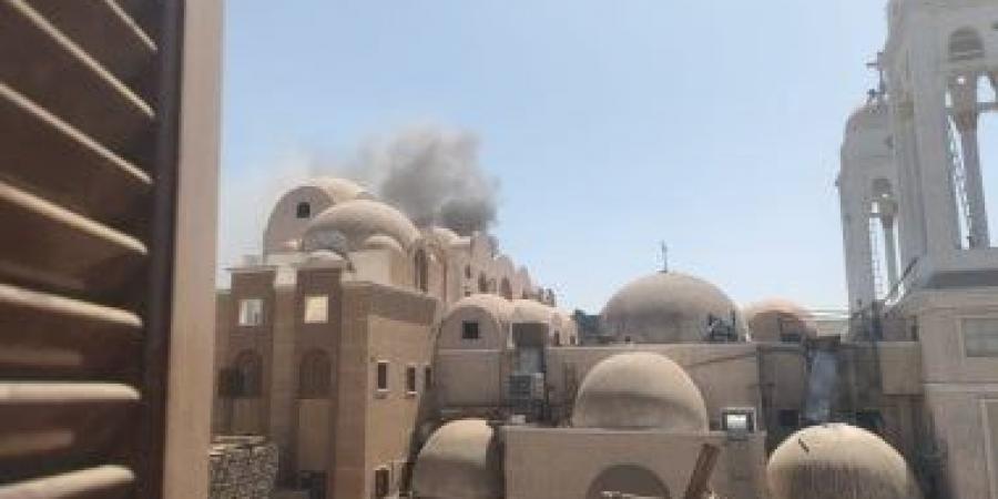 أول فيديوهات للحظات اندلاع حريق بمطبخ كنيسة العذراء مريم بإسنا دون إصابات
