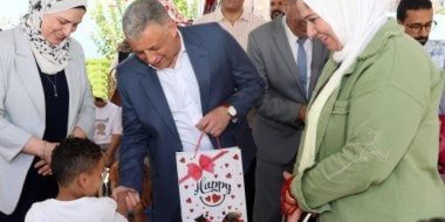 محافظ الإسماعيلية يحتفل بعيد الأضحى مع أبناء دار لرعاية الفتيات والحضانة الإيوائية