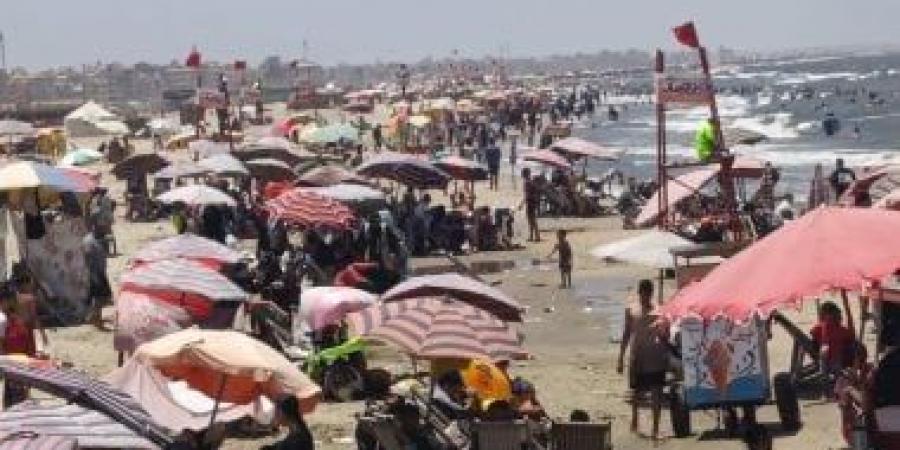 إقبال كبير من الزائرين والمصطافين على شاطئ جمصة فى رابع أيام عيد الأضحى