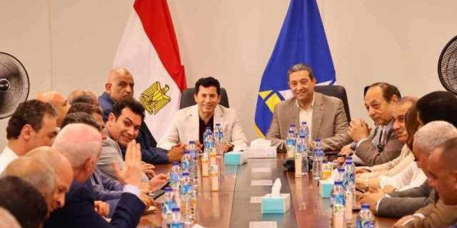 وزير
الشباب
ومحافظ
دمياط يجتمعان
بنواب
المحافظة  - تكنو بلس