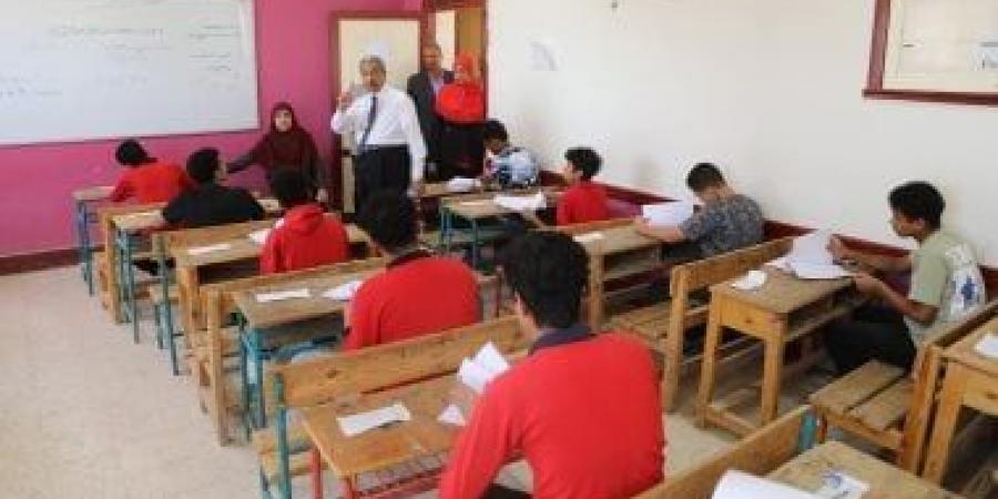 إحالة مدير مدرسة للشئون القانونية لتقصيره في التجهيز لامتحانات الثانوية بقنا
