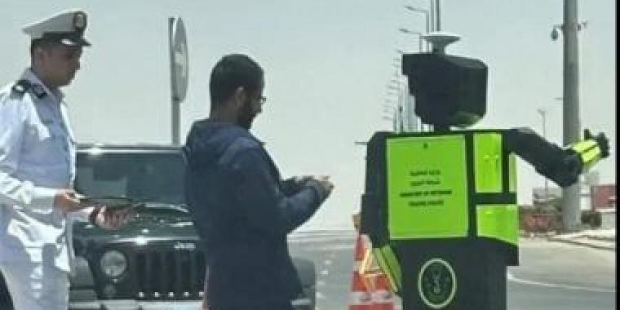 يحق لرجل المرور معاقبة السائق المخالف حال انتهاء تراخيص السيارة.. اعرف التفاصيل