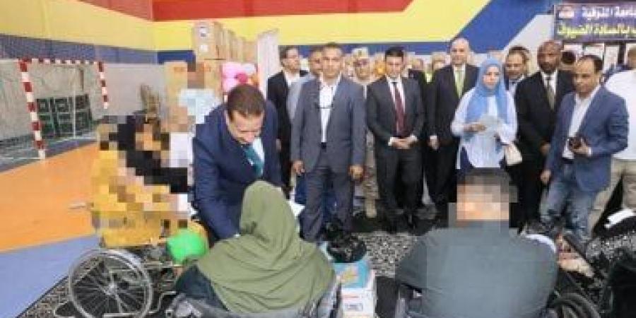 محافظ المنوفية يسلم مساعدات مالية وغذائية وكراسى متحركة لـ150 حالة إنسانية