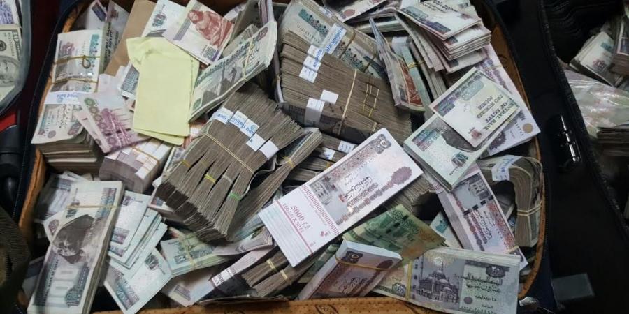 جمعوها
      من
      تجارة
      «الكيف»..
      القبض
      على
      المتهمين
      بغسل
      50
      مليون
      جنيه - تكنو بلس