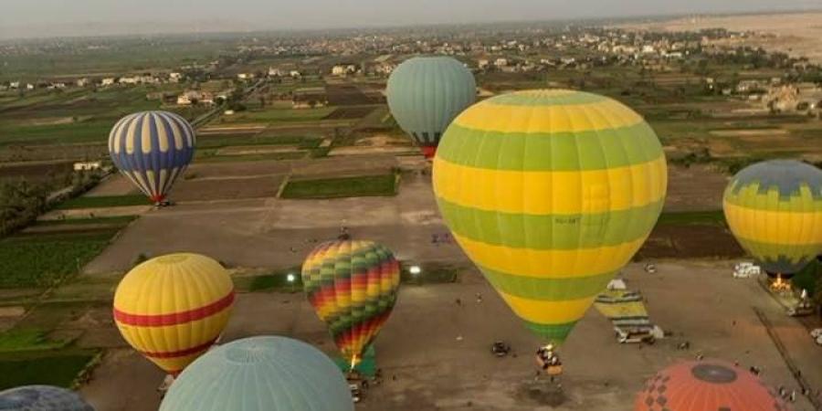 مغامرات البالون الطائر فى الأقصر.. متعة للأفواج السياحية من حول العالم "صور"
