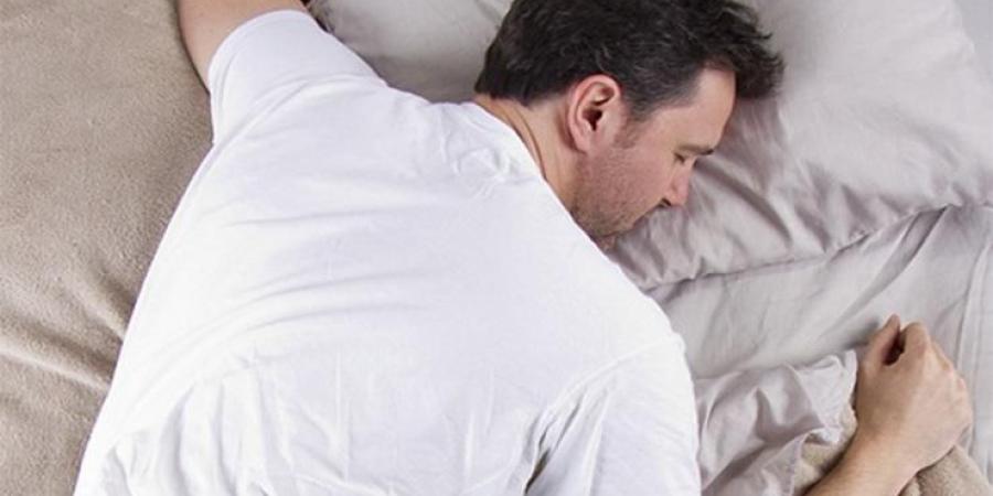 النوم
على
البطن
..
هل
يؤذي
العمود
الفقري
والرقبة؟ - تكنو بلس
