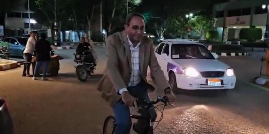 بعد عمله اليومى.. محافظ قنا يتجول بدراجة فى شوارع المحافظة