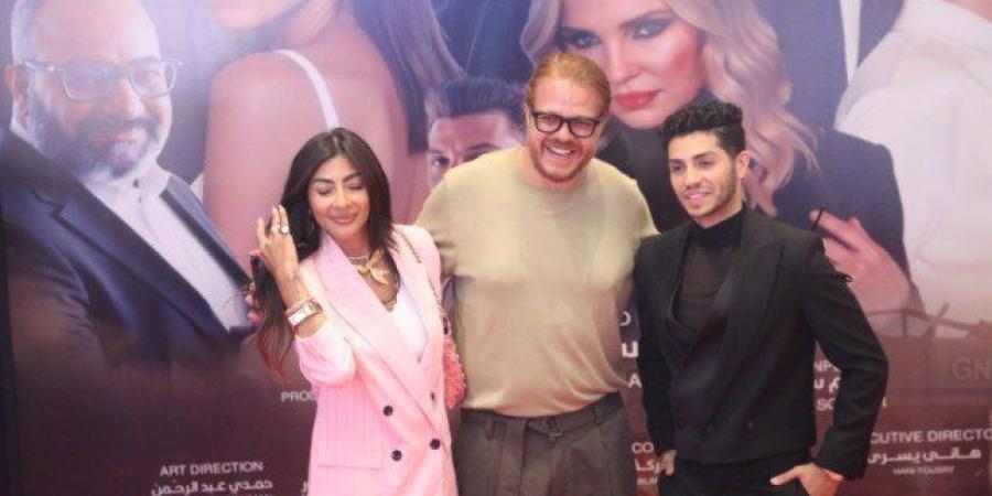 بالصور..
      النجوم
      يتألقون
      في
      العرض
      الخاص
      لفيلم
      "في
      عز
      الظهر" - تكنو بلس