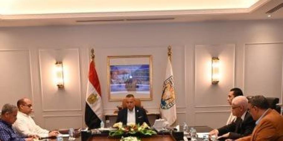 محافظ جنوب سيناء يعقد اجتماعًا موسعًا مع رؤساء المدن