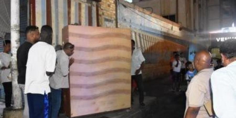 نائب محافظ أسوان يقود حملة لإزالة 350 حالة إشغال بالسوق السياحى